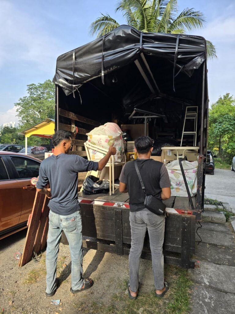 Lori sewa 1 tan di Gombak oleh aidil movers
